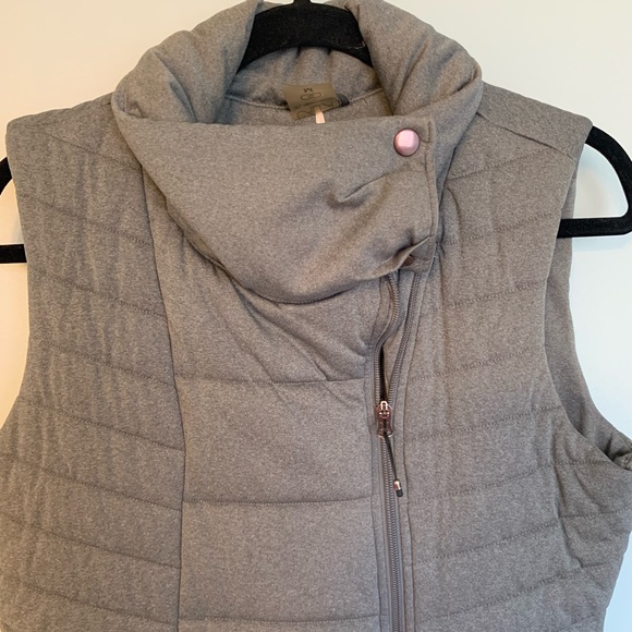 Women’s Calia by Carrie Underwood Gray Quilted Vest - Picture 3 of 6